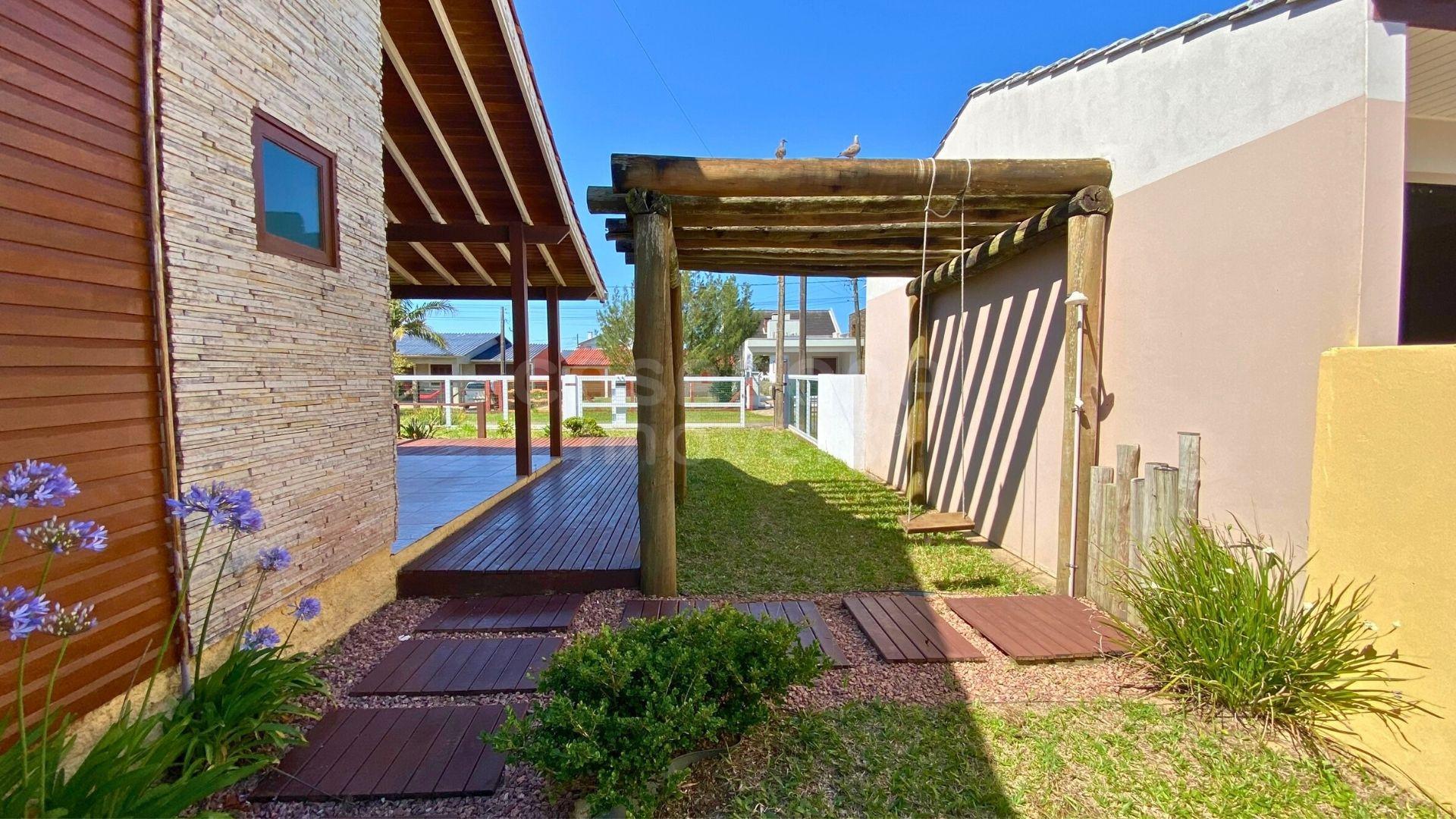 Casa com piscina a apenas 100 metros da praia em Arroio do Sal!