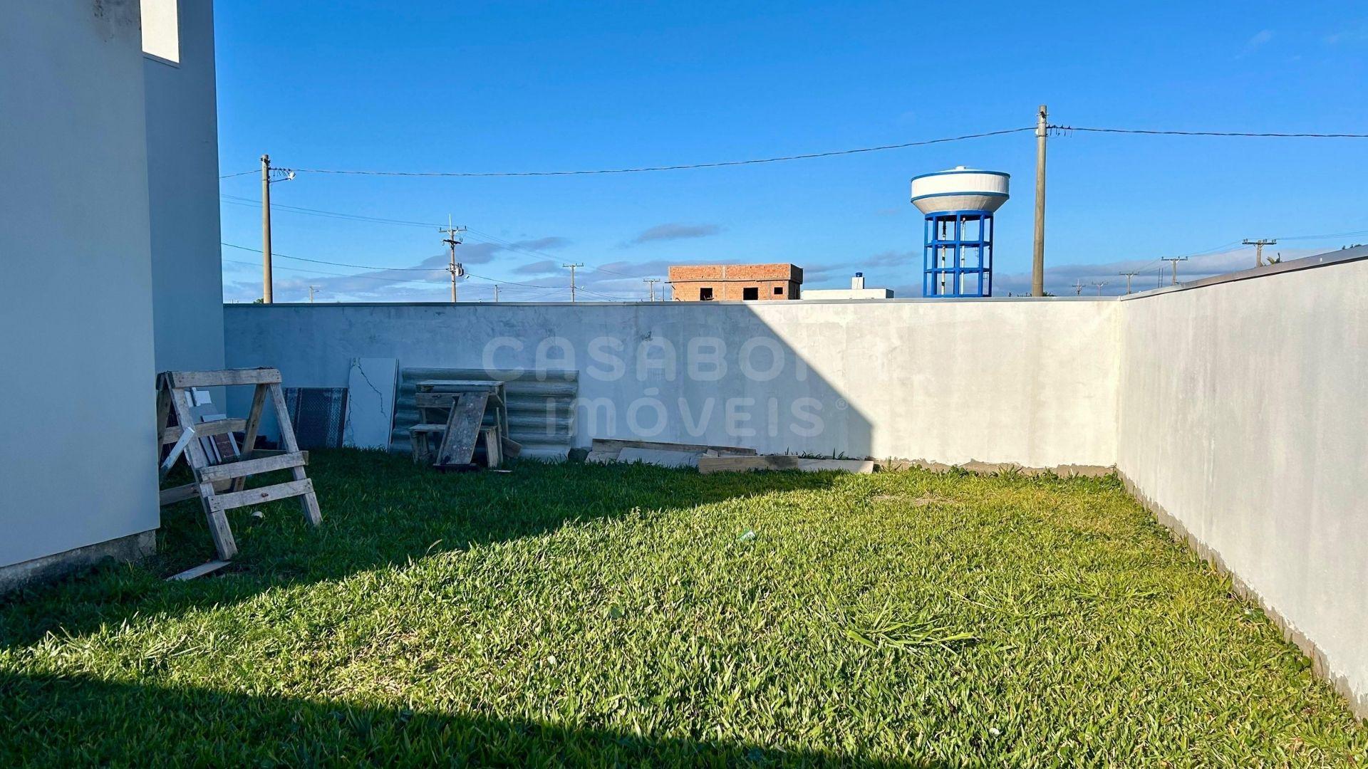 Casa moderna com suíte e lareira a apenas 600m do mar em Arroio do Sal