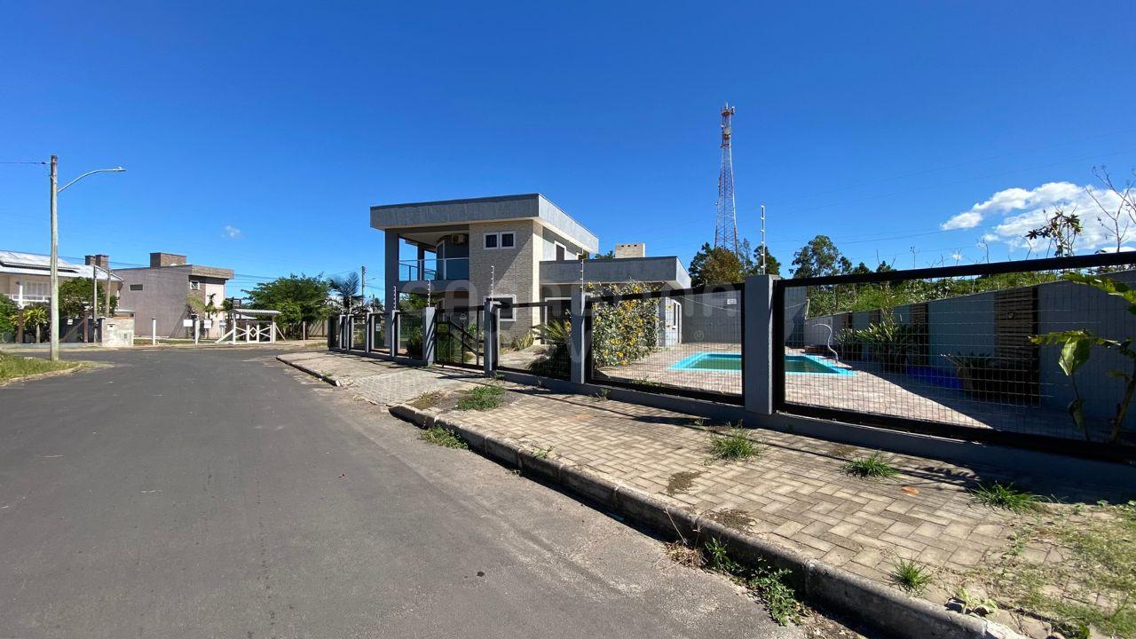 Espaçosa Casa de Esquina em Arroio do Sal - 800m do Mar