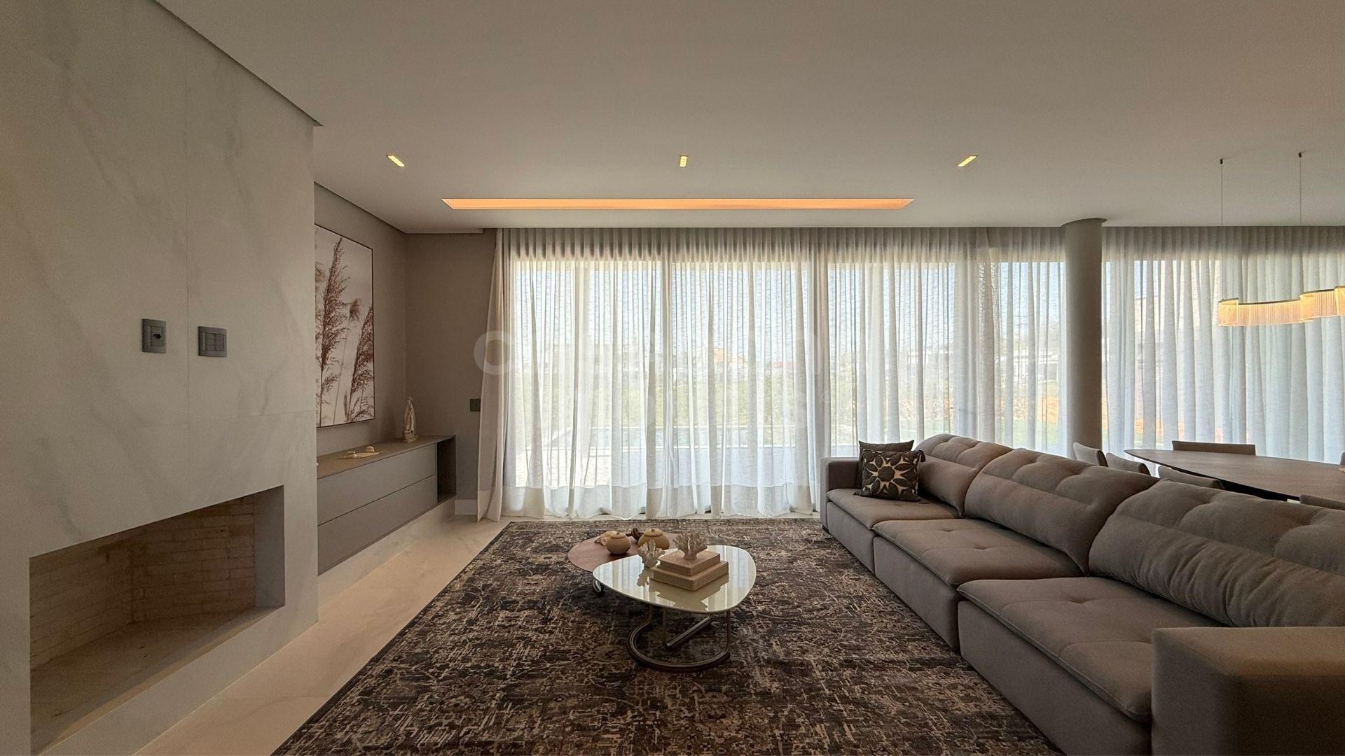 Sobrado Luxuoso em Condomínio Fechado - Torres