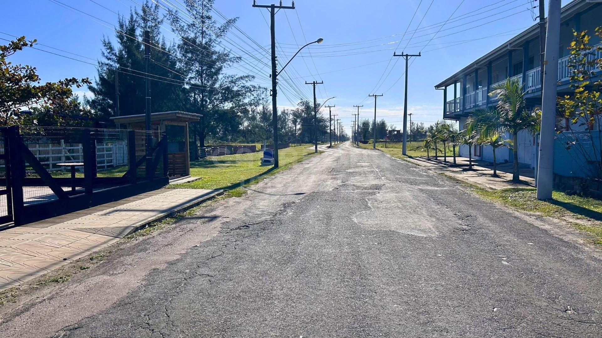 Casa com amplo pátio no Jardim Olívia – 300 metros do mar