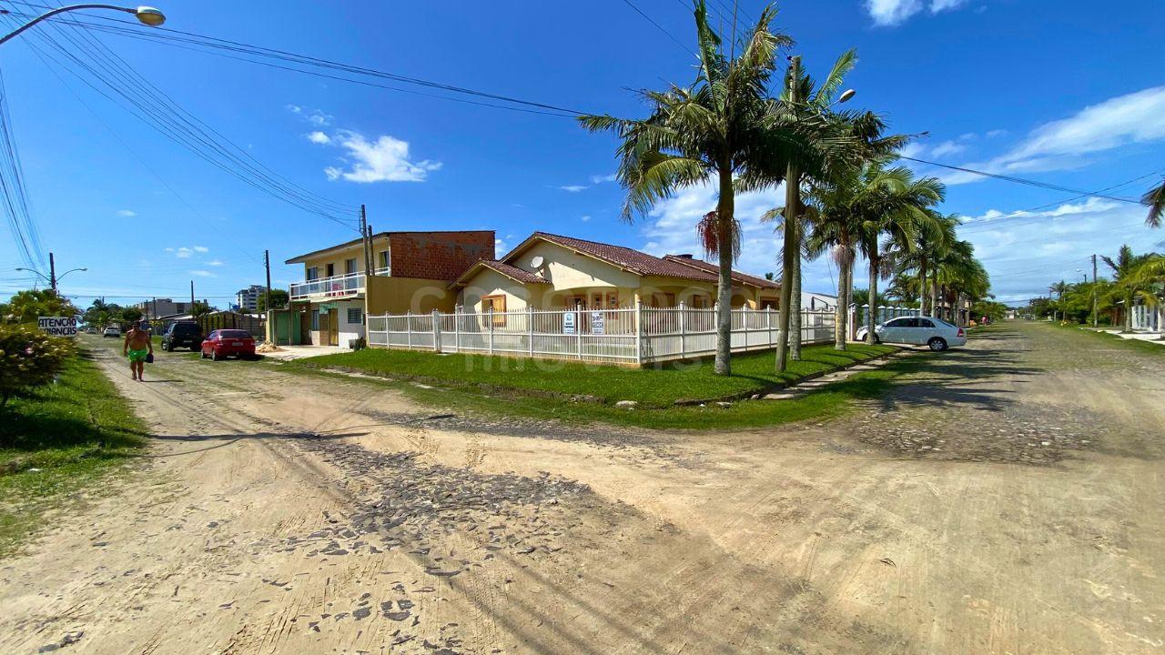 Ótima Casa de Esquina no Centro de Arroio do Sal – Perto do Mar!