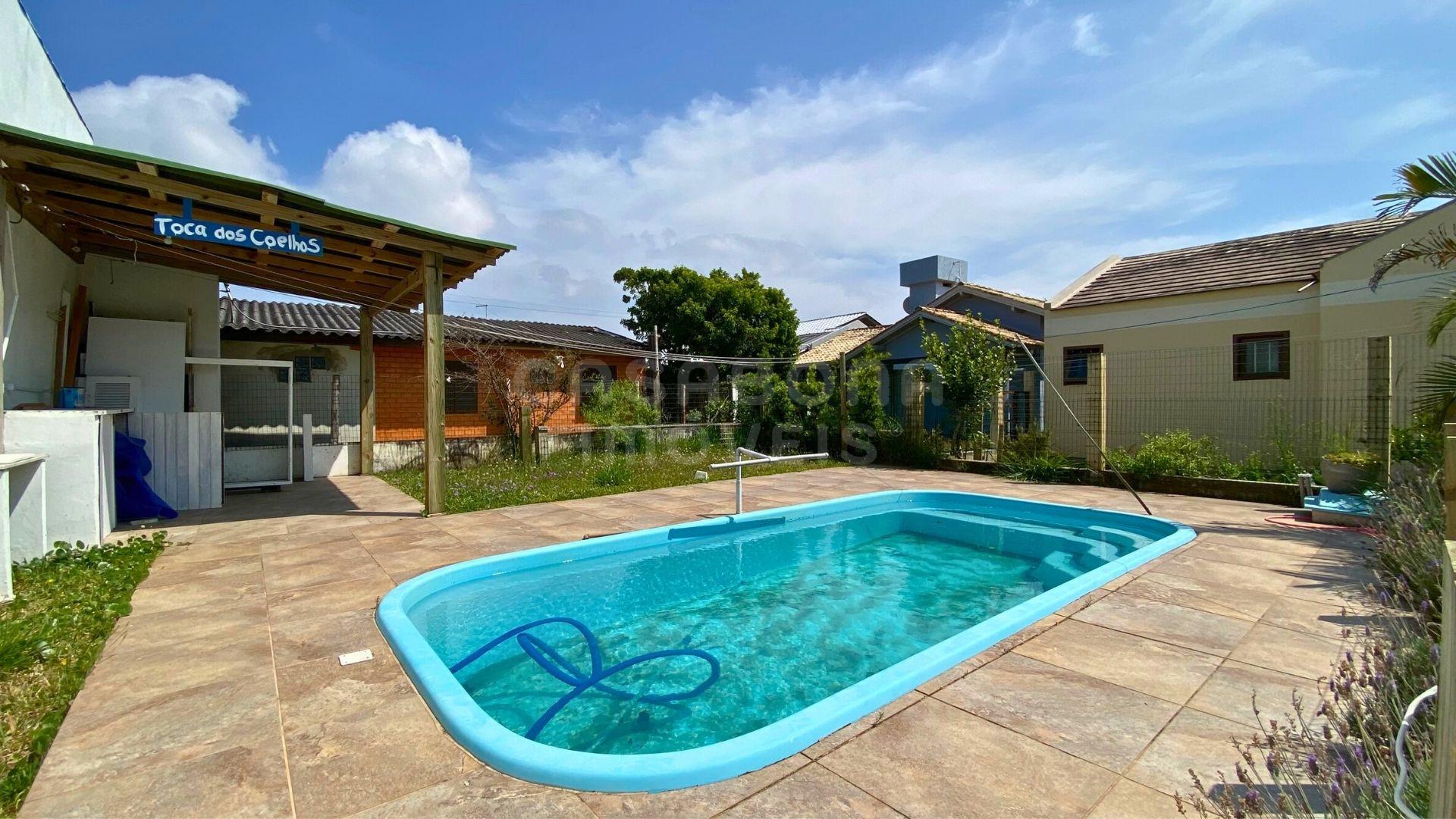 Casa com piscina a 100m do mar no Balneário Figueirinha