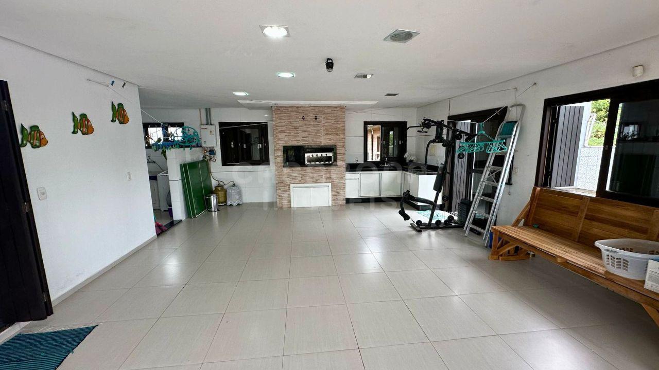 Espaçosa Casa de Esquina em Arroio do Sal - 800m do Mar