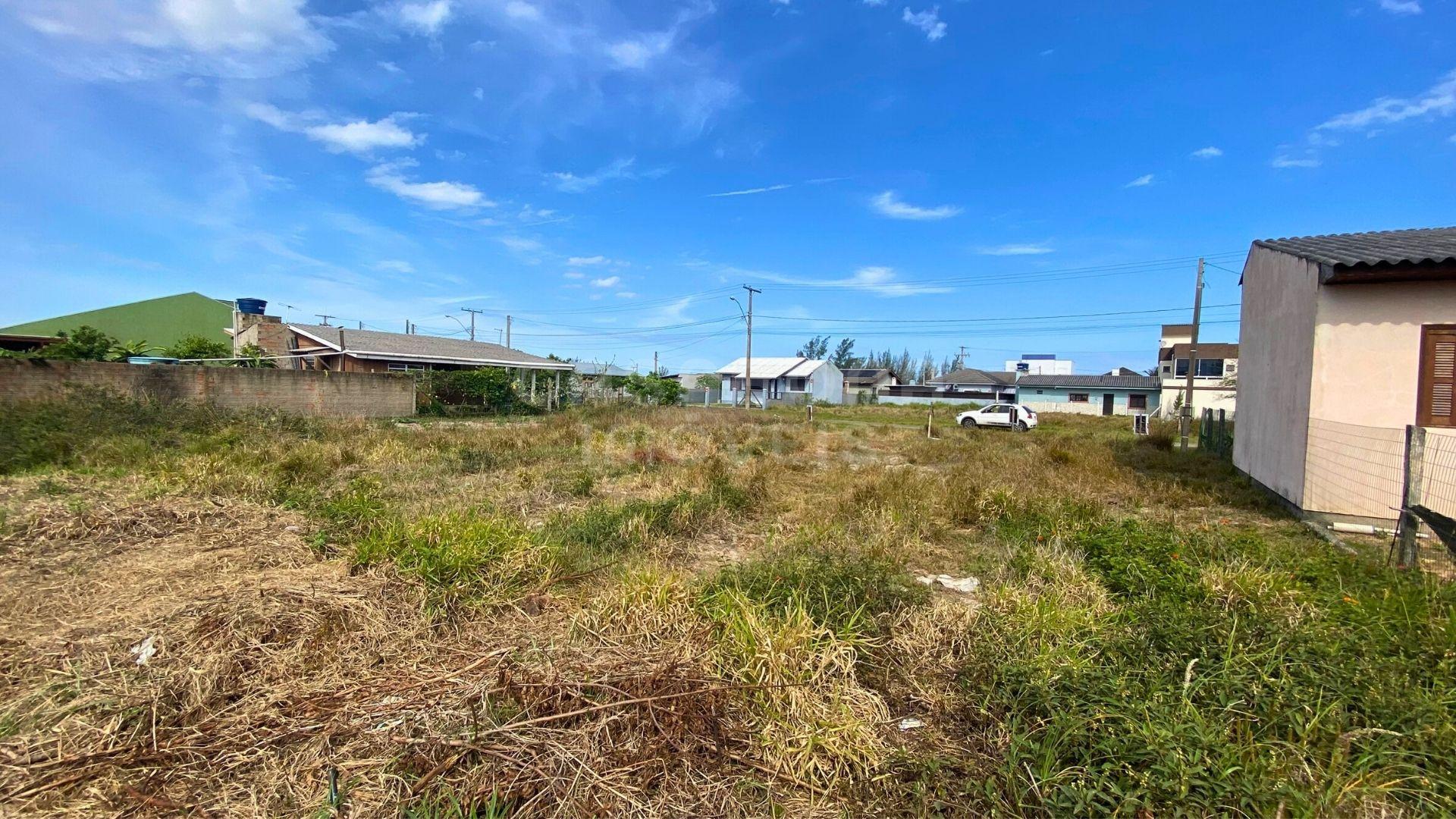 Terreno amplo a apenas 400m do mar em Arroio do Sal!