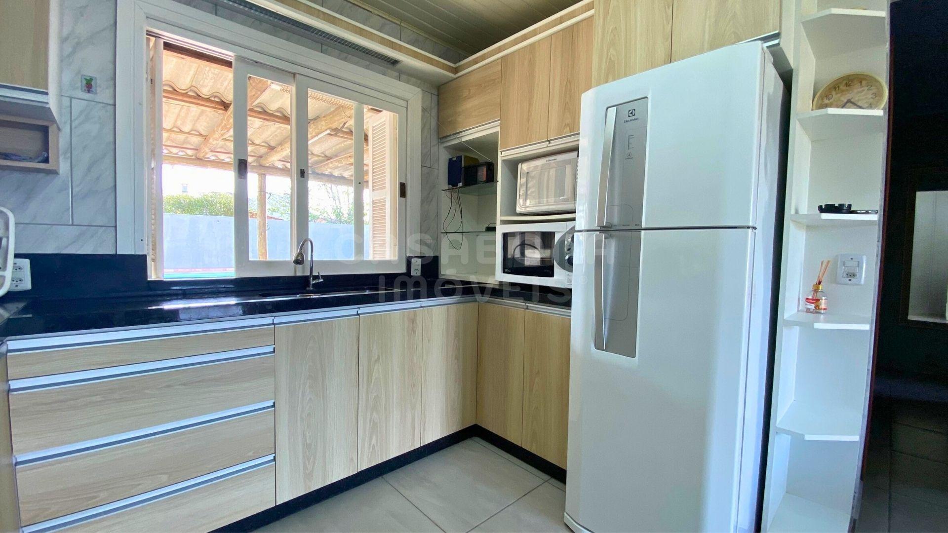 Casa com Piscina em Areias Brancas – Conforto e Lazer a Poucos Passos do Mar