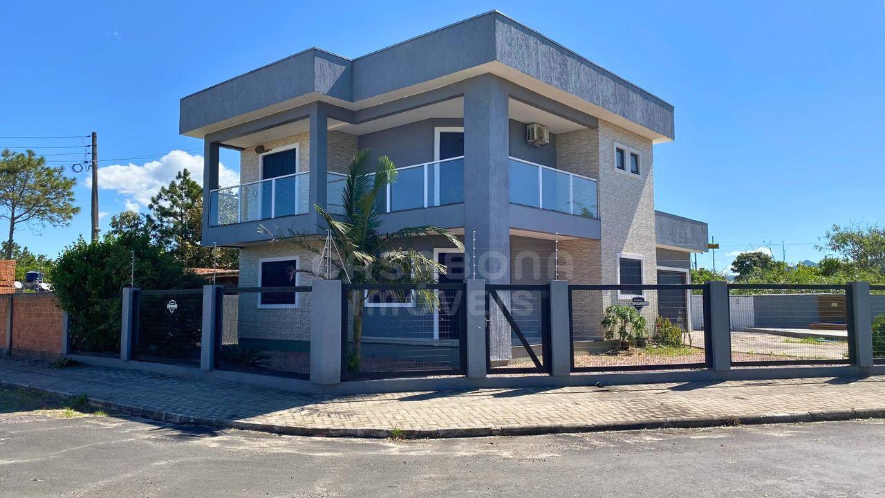 Espaçosa Casa de Esquina em Arroio do Sal - 800m do Mar