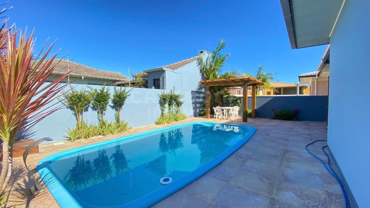 Casa Mobiliada com Piscina a Poucos Passos da Praia em Arroio do Sal