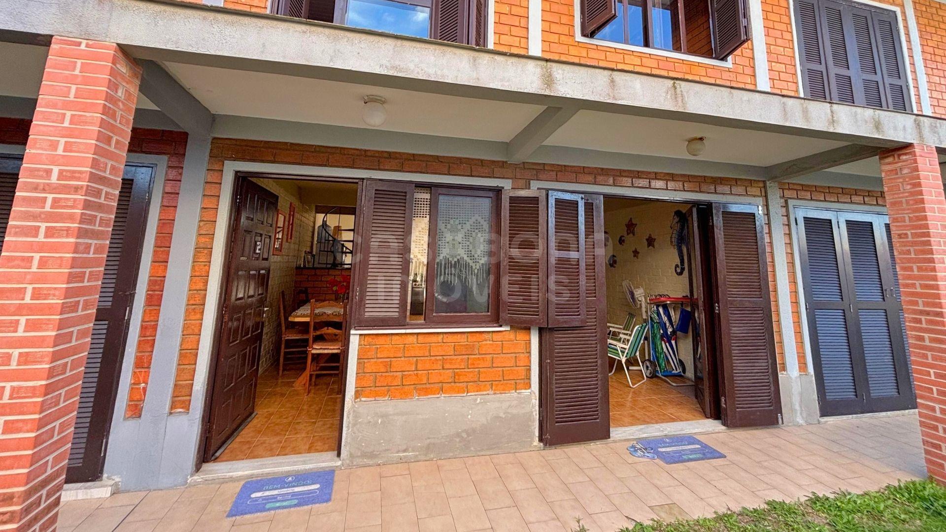 Sobrado mobiliado a poucos passos do mar no Centro de Arroio do Sal