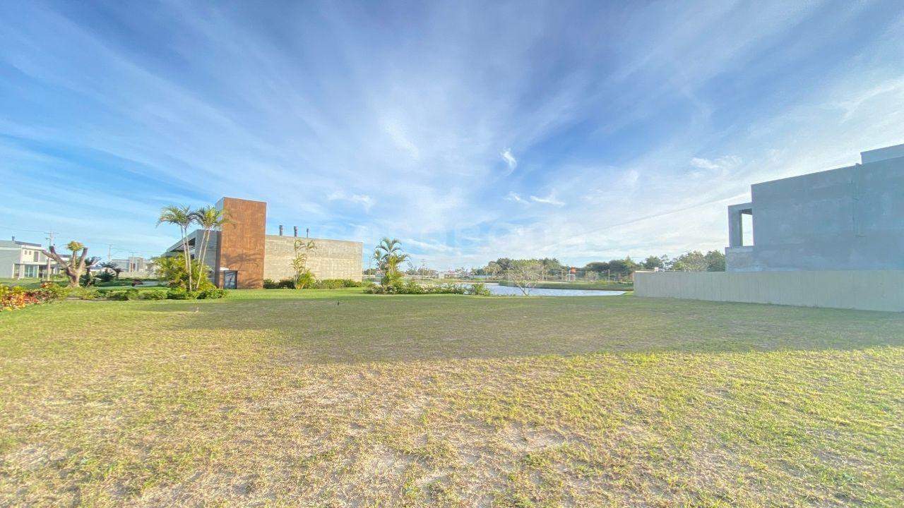 Terreno Exclusivo em Condomínio Fechado com Piscina e Áreas de Lazer