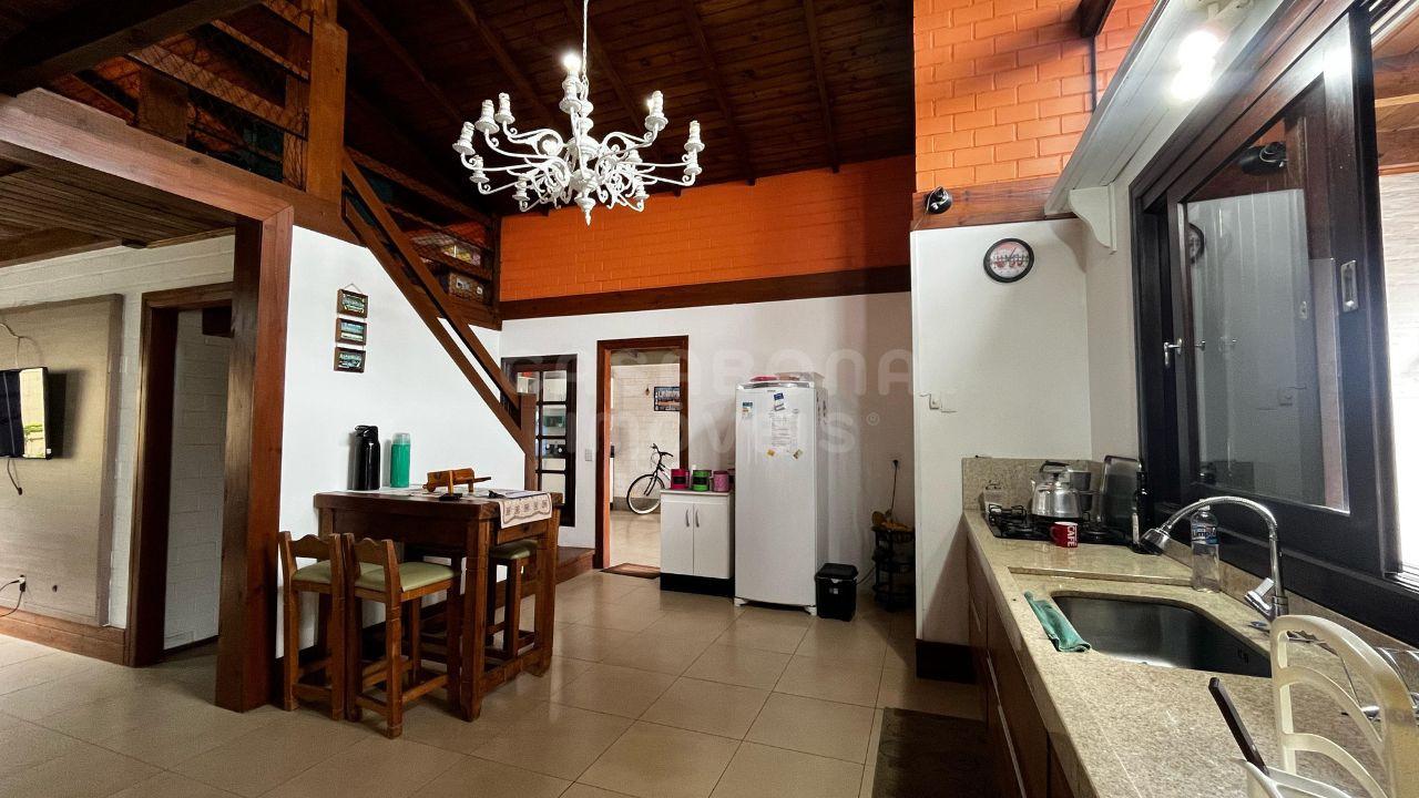 Casa de Esquina Mobiliada no Centro de Arroio do Sal – A 490m da Praia