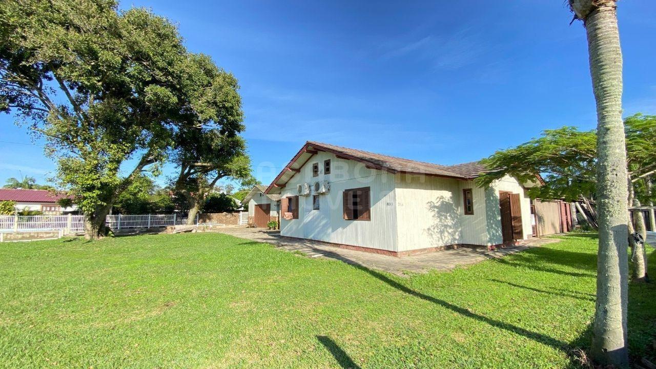 Casa Espaçosa em Bismar, Arroio do Sal: Conforto e Proximidade