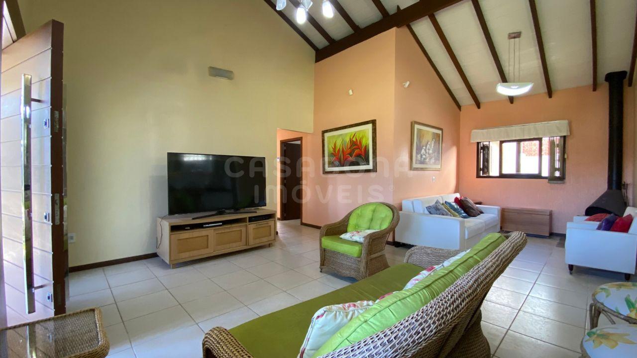 Casa de Esquina com Amplo Terreno e Piscina – Arroio do Sal