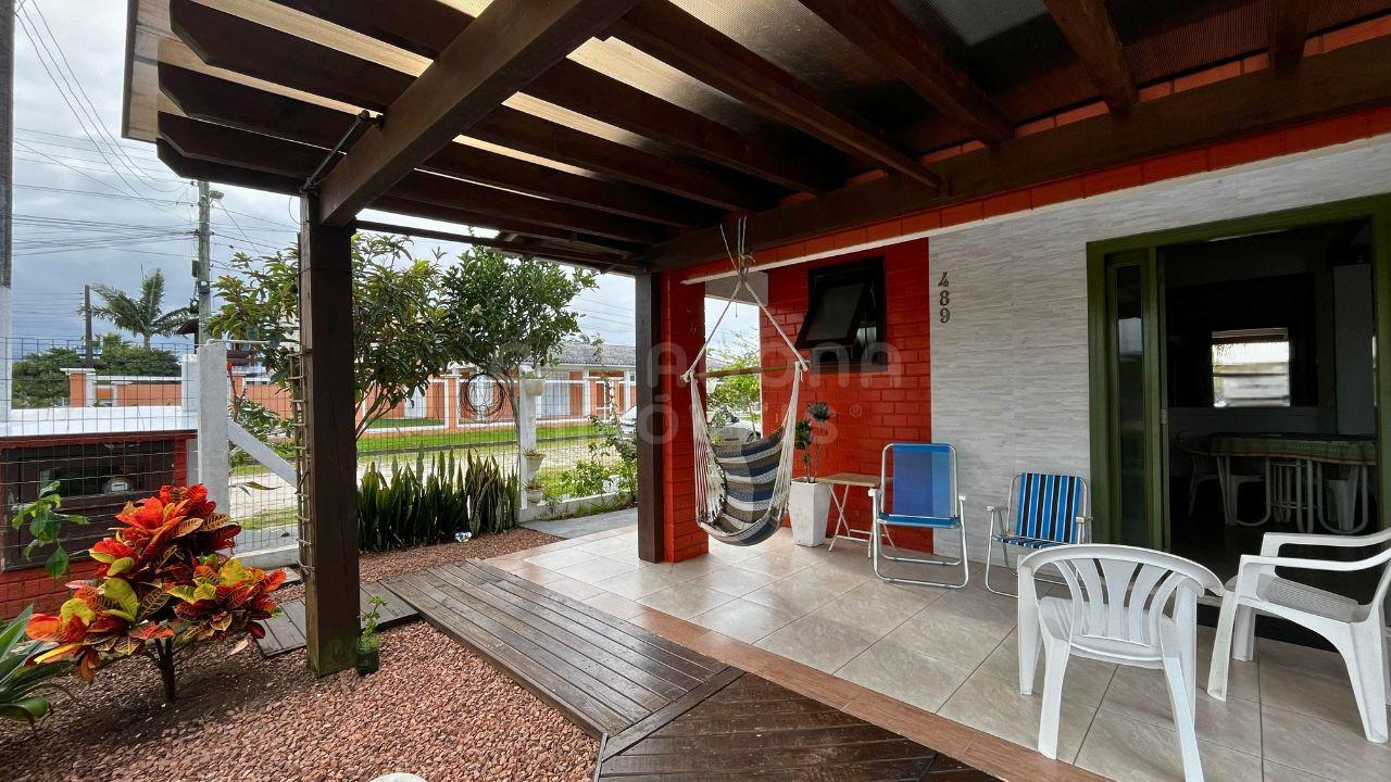 Casa de Esquina Mobiliada no Centro de Arroio do Sal – A 490m da Praia