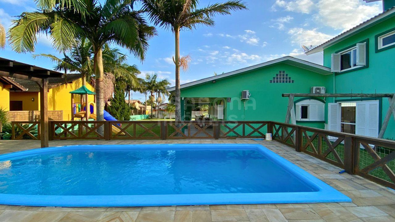 Casa à Venda em Torres - Bairro Paraíso: Conforto e Lazer a 500 Metros do Mar