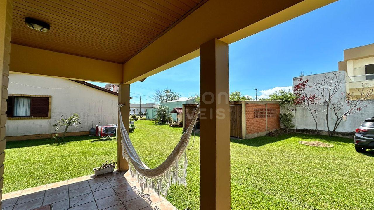 Ótima Oportunidade em Arroio do Sal: Duas Casas em Terreno Amplo