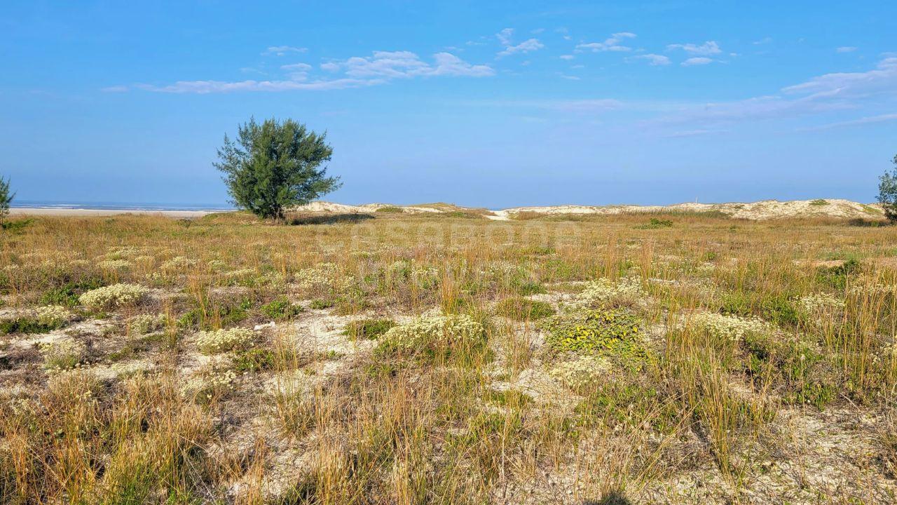 Terreno com excelente localização a apenas 60 metros do mar!
