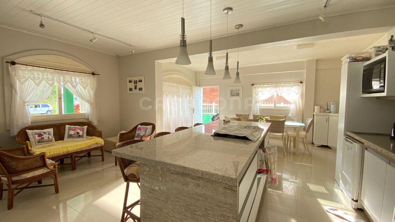 Casa à Venda em Torres - Bairro Paraíso: Conforto e Lazer a 500 Metros do Mar