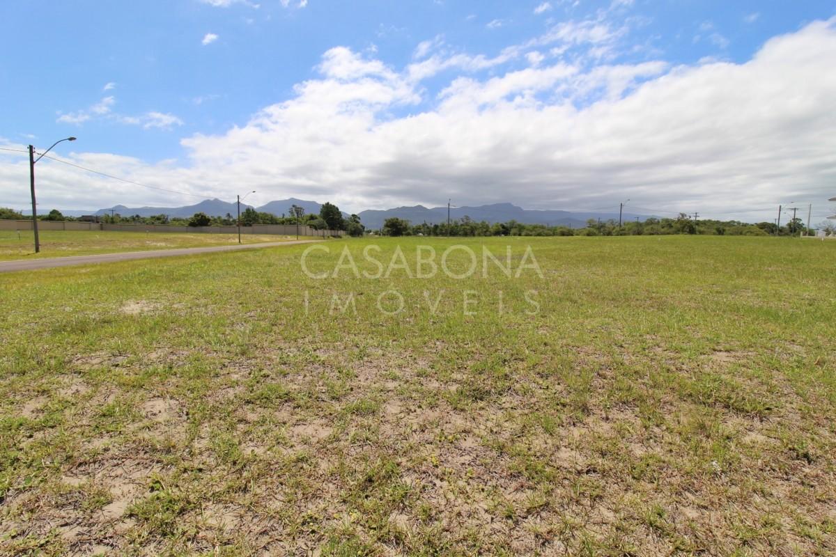 Terreno Espaçoso no Parque das Figueiras