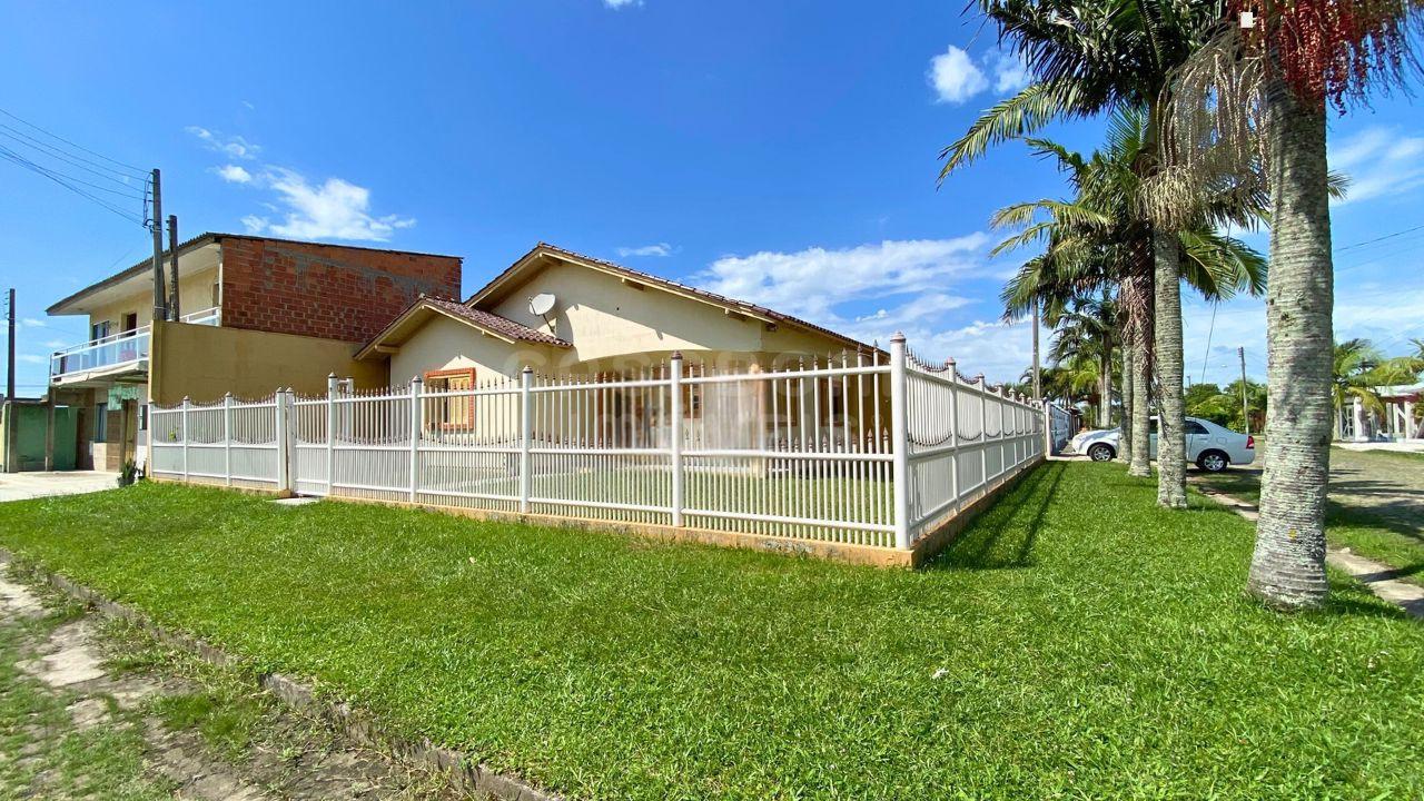 Ótima Casa de Esquina no Centro de Arroio do Sal – Perto do Mar!