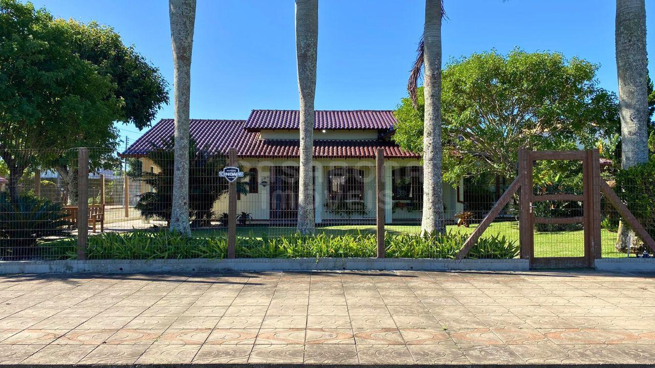 Casa de Esquina com Amplo Terreno e Piscina – Arroio do Sal