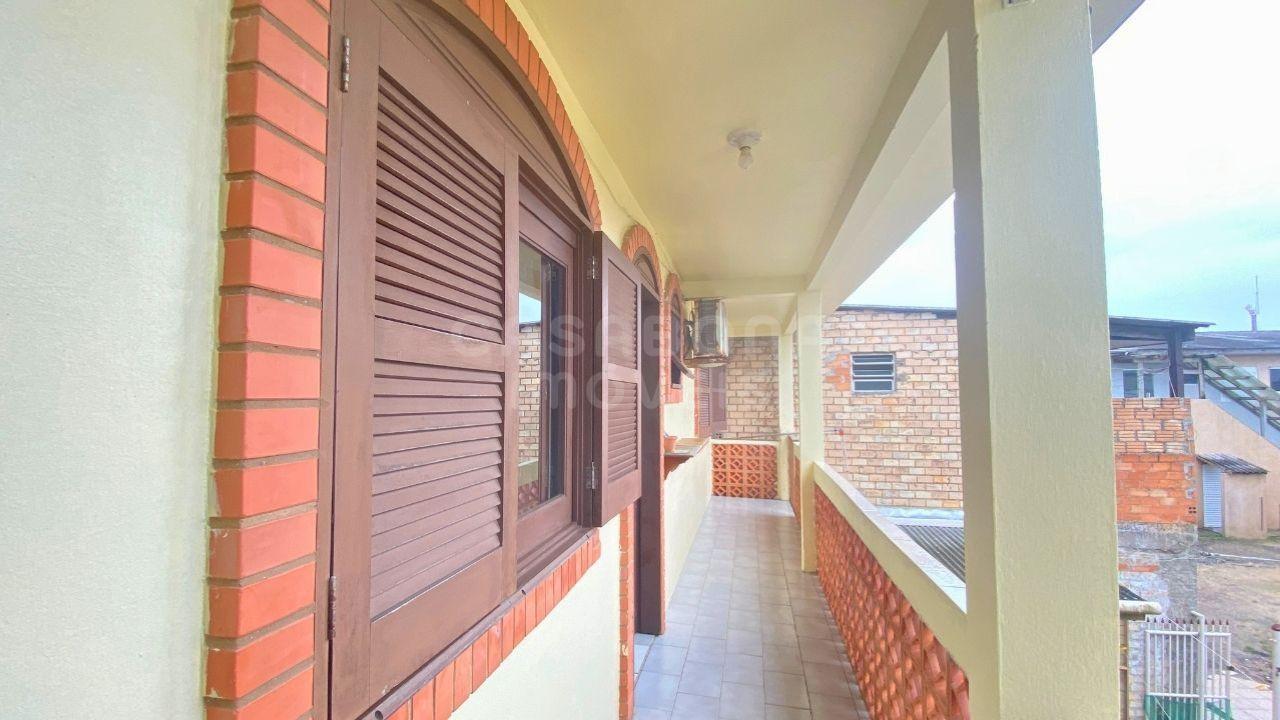 Prédio Comercial com Apartamento nos Fundos no Centro de Arroio do Sal