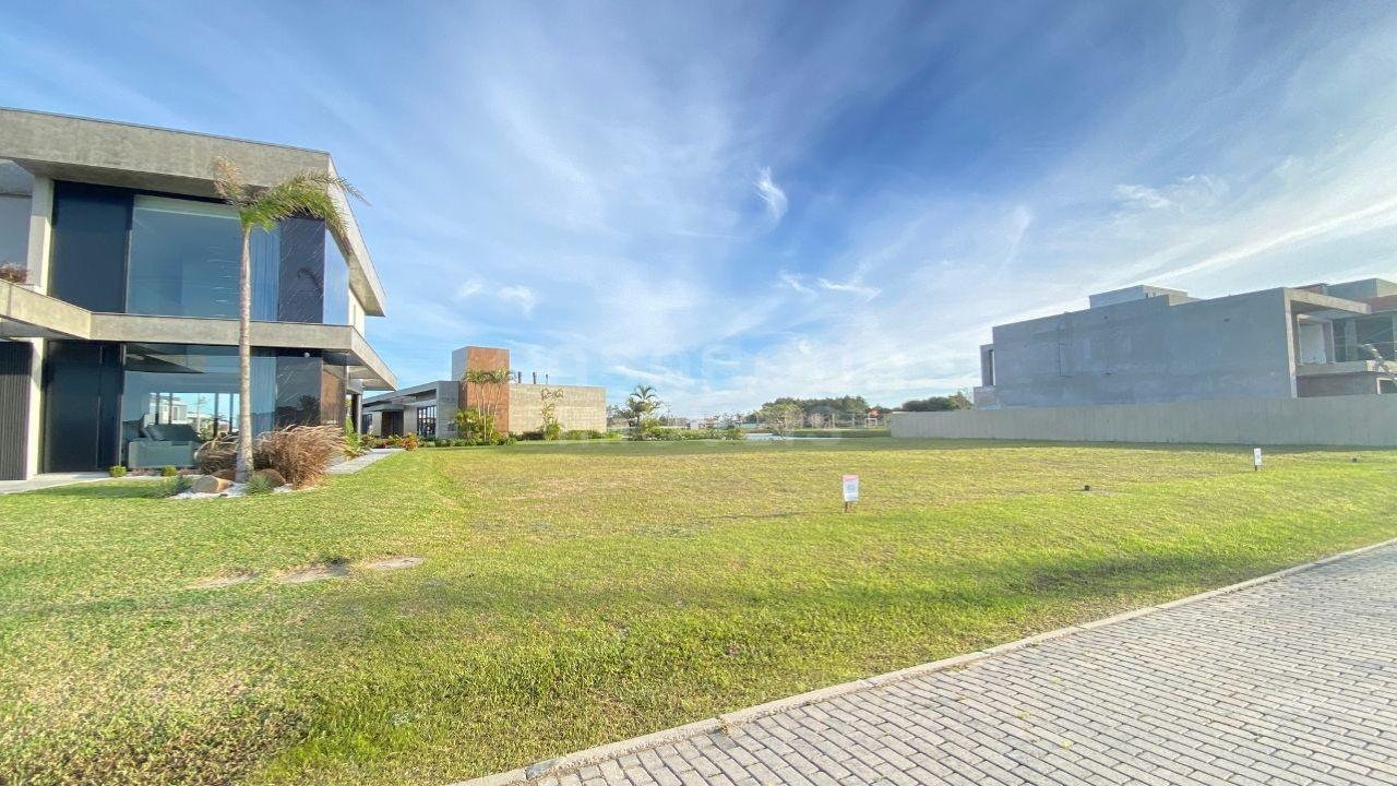 Terreno Exclusivo em Condomínio Fechado com Piscina e Áreas de Lazer