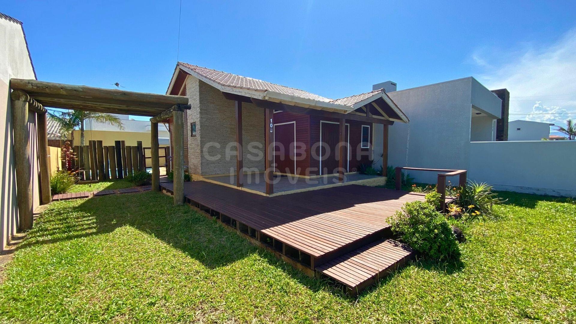 Casa com piscina a apenas 100 metros da praia em Arroio do Sal!