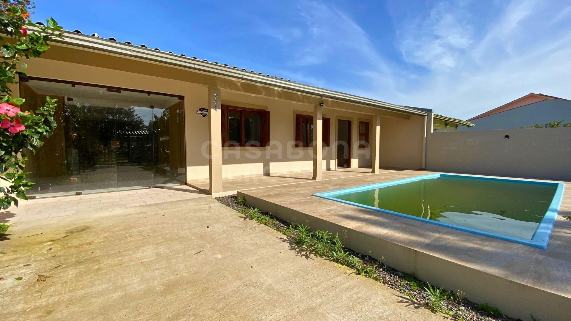 Casa térrea com piscina a apenas 200 metros do mar em Arroio do Sal Sul
