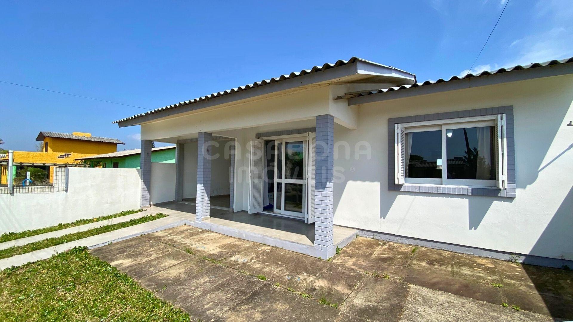Casa com piscina a 100m do mar no Balneário Figueirinha