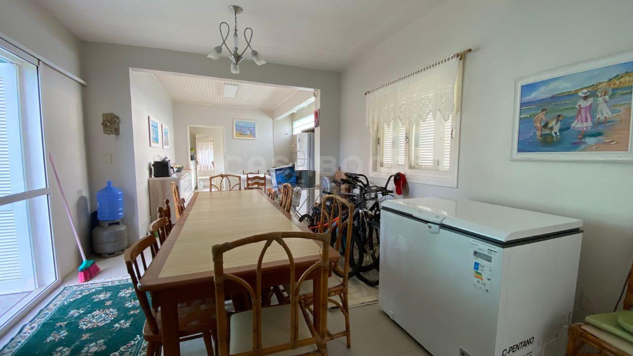 Casa à Venda em Torres - Bairro Paraíso: Conforto e Lazer a 500 Metros do Mar