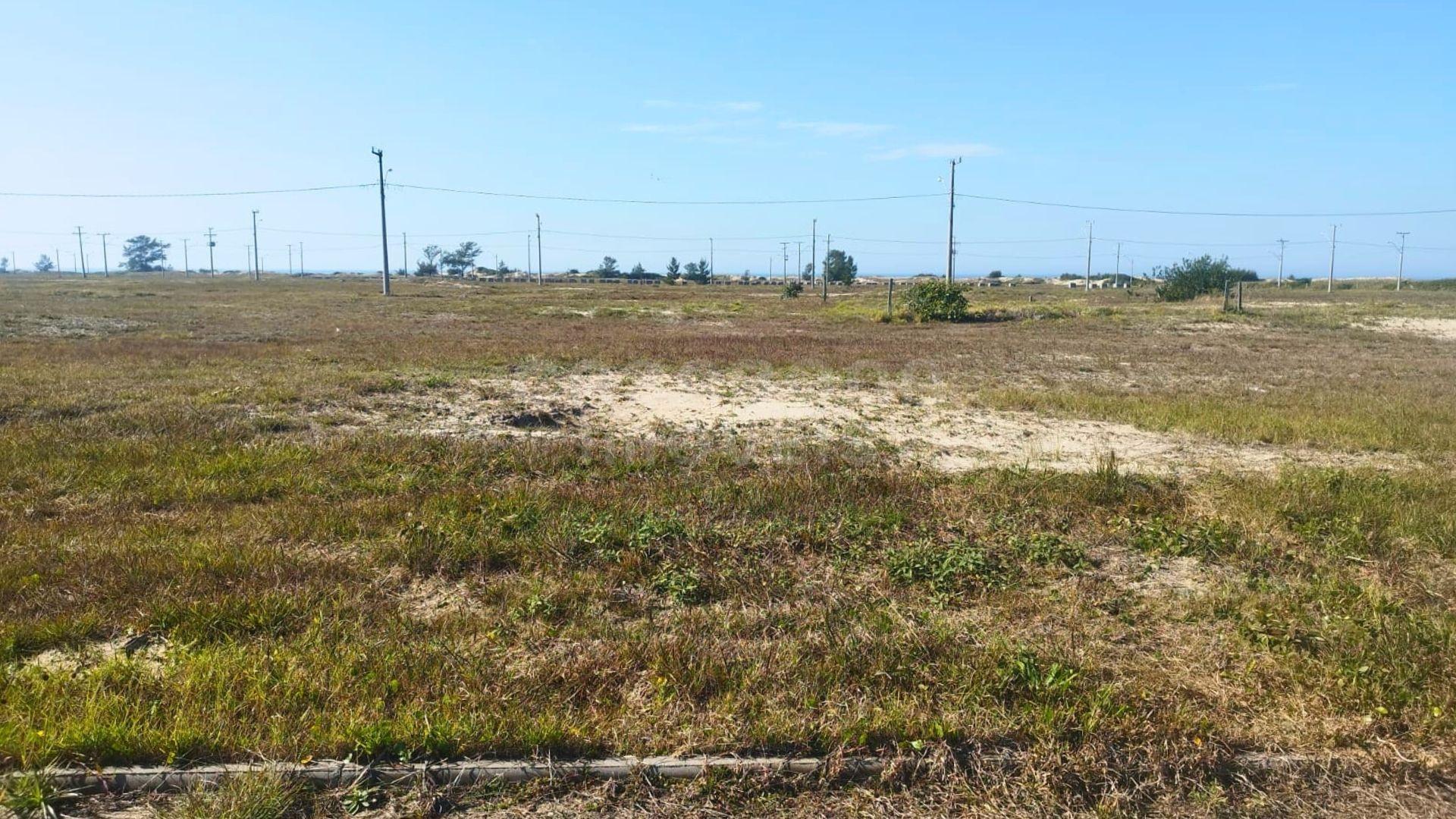 Terreno plano e bem localizado a 200 metros do mar no Loteamento Verde Mar!