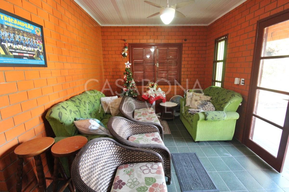 Residência Encantadora em Tijolo à Vista: Amplo Pátio e Proximidade do Mar