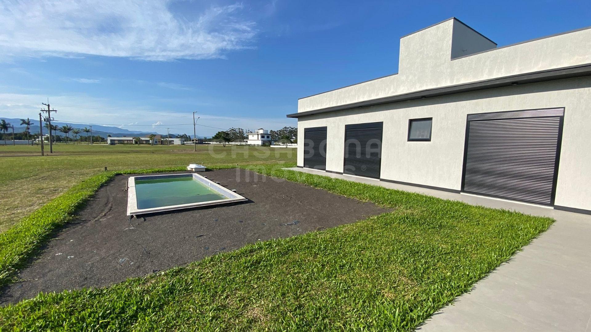 Casa nova de alto padrão em condomínio fechado com estrutura completa!