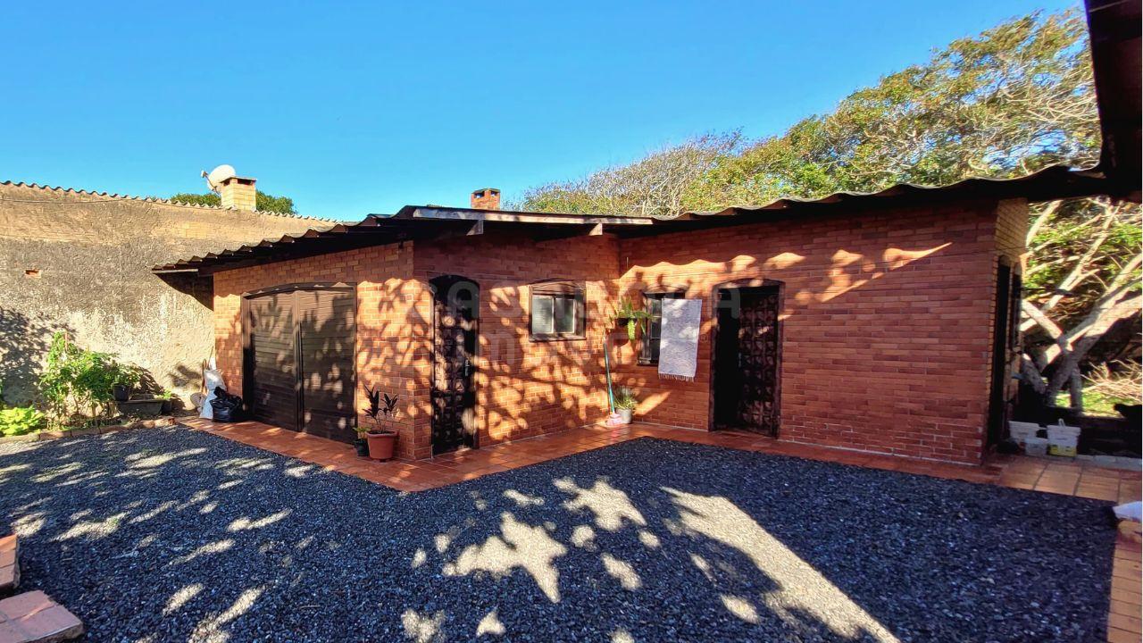 Casa com suíte e lareira a 350 metros da praia – Bairro Bom Jesus