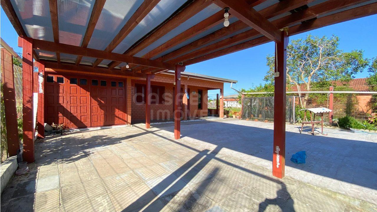 Residência Encantadora em Tijolo à Vista: Amplo Pátio e Proximidade do Mar