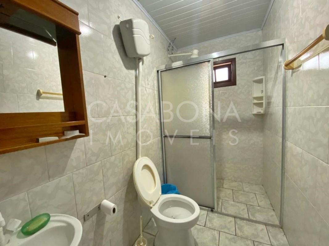 Residência Encantadora em Tijolo à Vista: Amplo Pátio e Proximidade do Mar