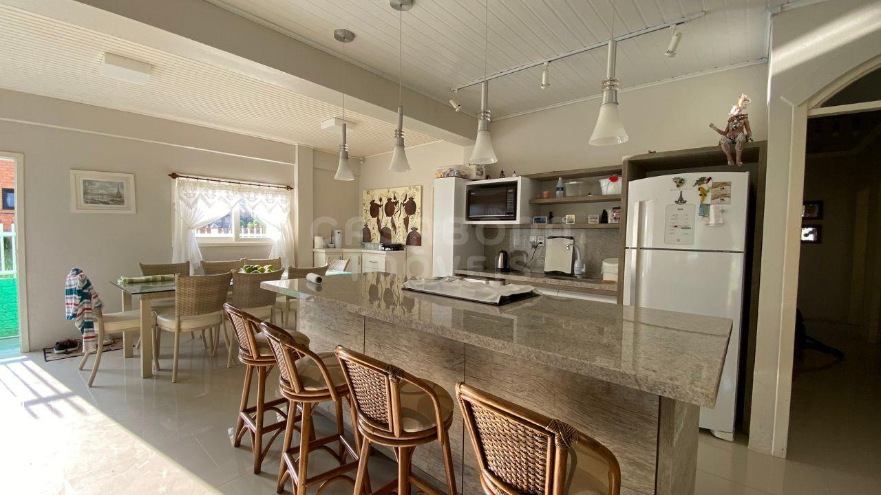 Casa à Venda em Torres - Bairro Paraíso: Conforto e Lazer a 500 Metros do Mar