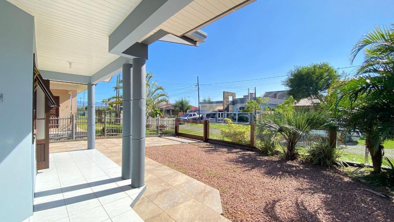 Casa Mobiliada com Piscina a Poucos Passos da Praia em Arroio do Sal