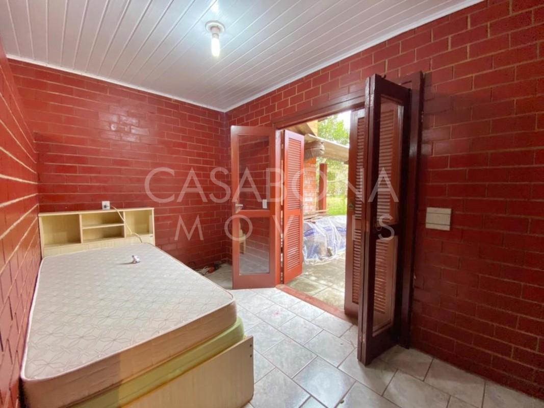 Residência Encantadora em Tijolo à Vista: Amplo Pátio e Proximidade do Mar