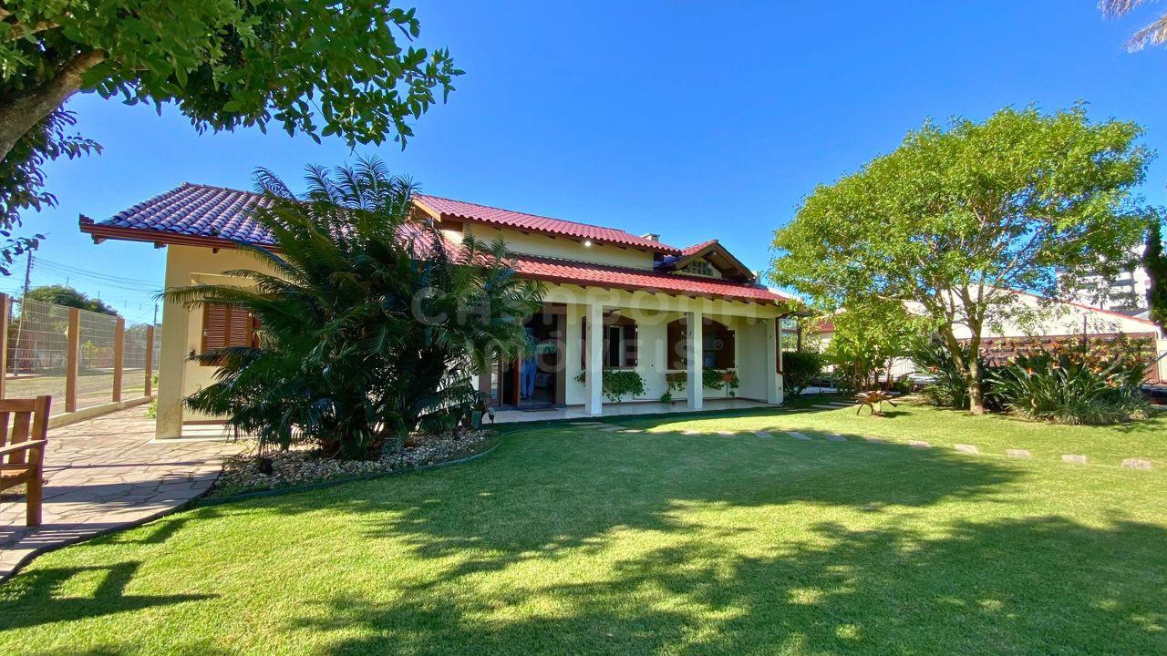 Casa de Esquina com Amplo Terreno e Piscina – Arroio do Sal