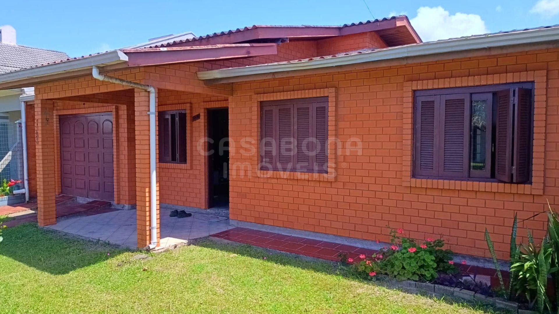 Casa térrea com amplo pátio e excelente localização em Areias Brancas