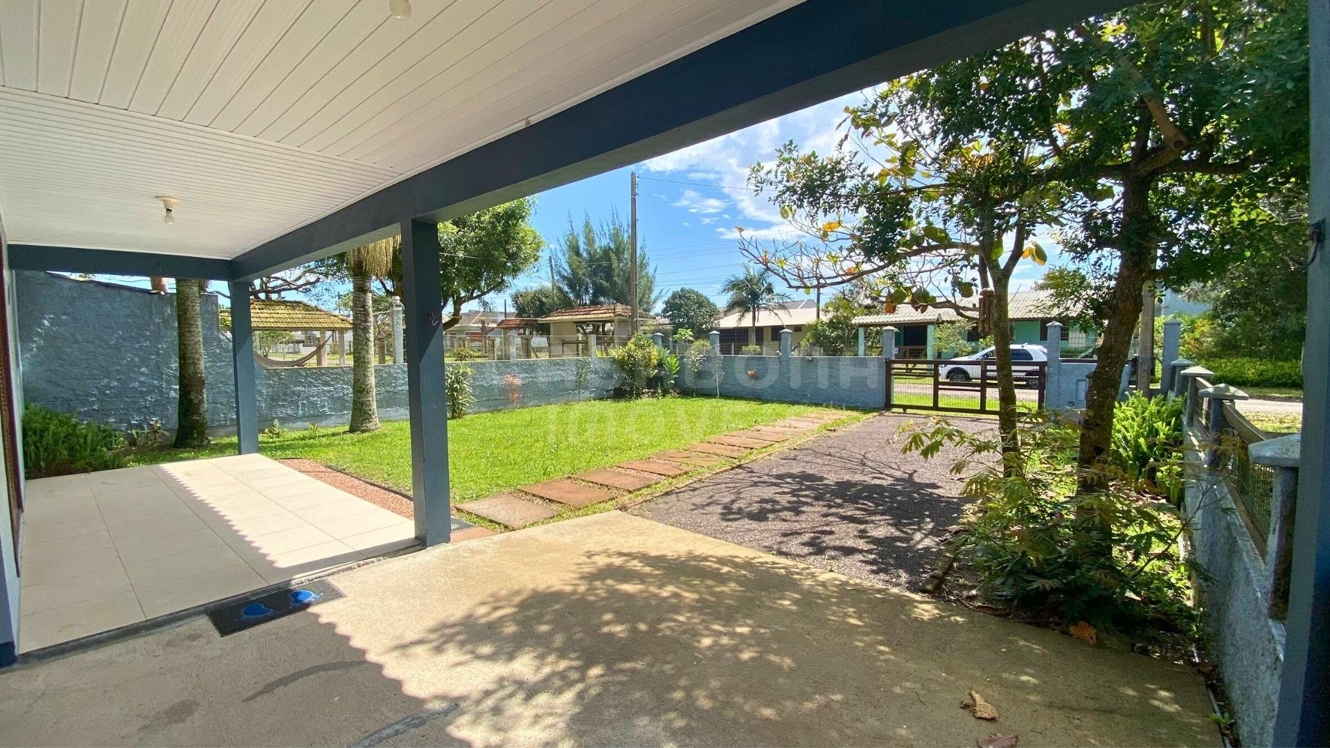 Casa semimobiliada a apenas 300m do mar no bairro São Jorge