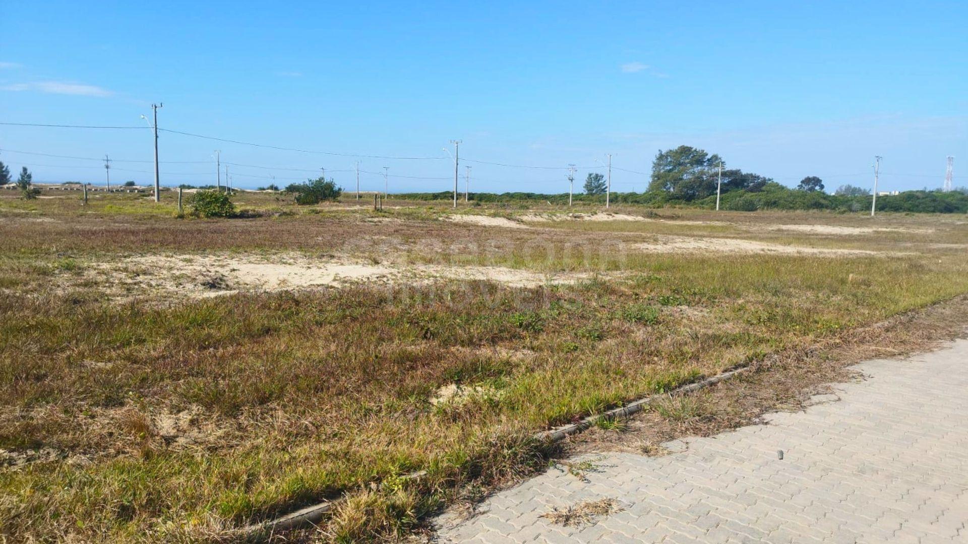 Terreno plano e bem localizado a 200 metros do mar no Loteamento Verde Mar!