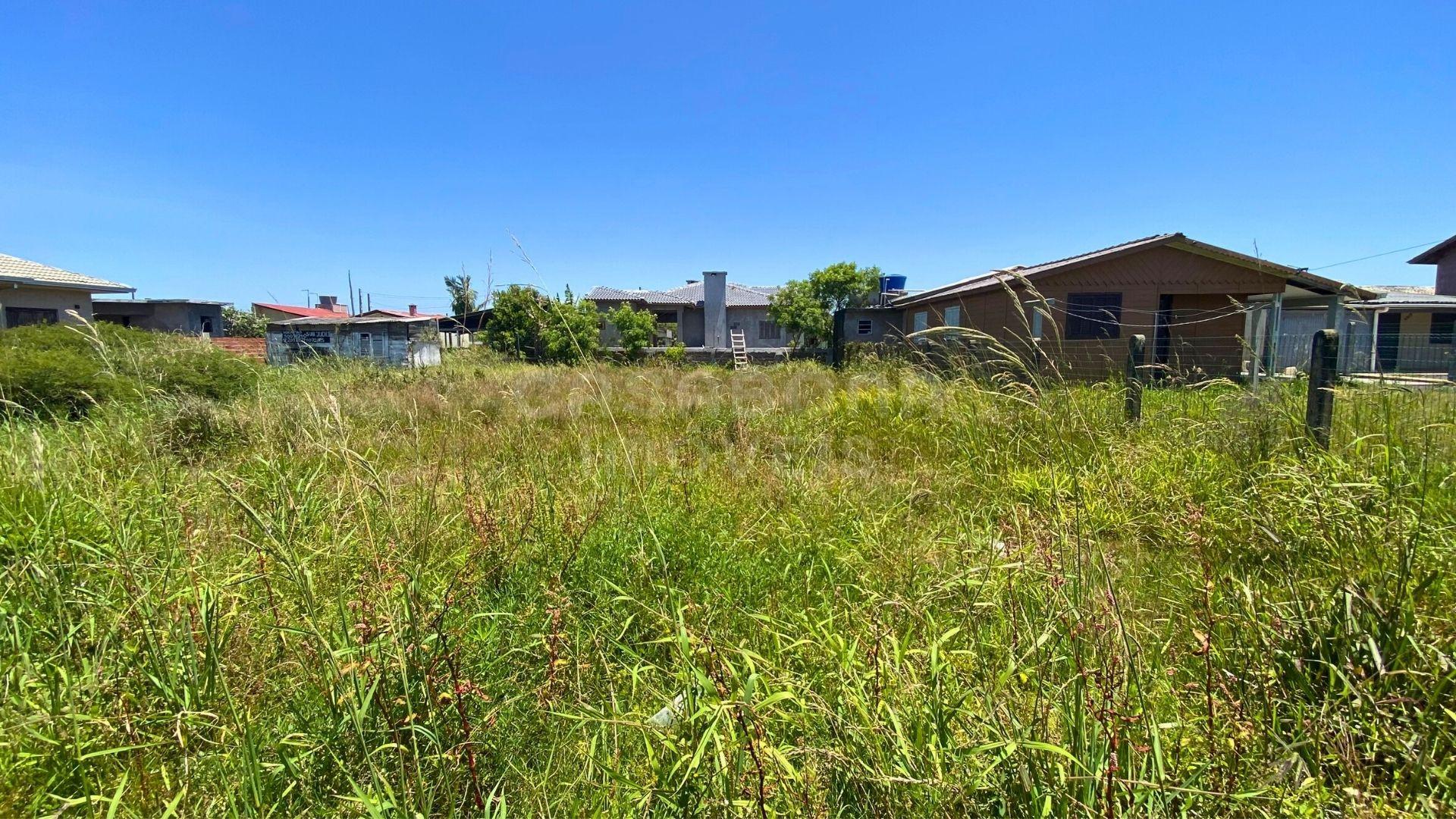 Terreno com ótima posição solar no Balneário Pérola, ideal para construir e investir