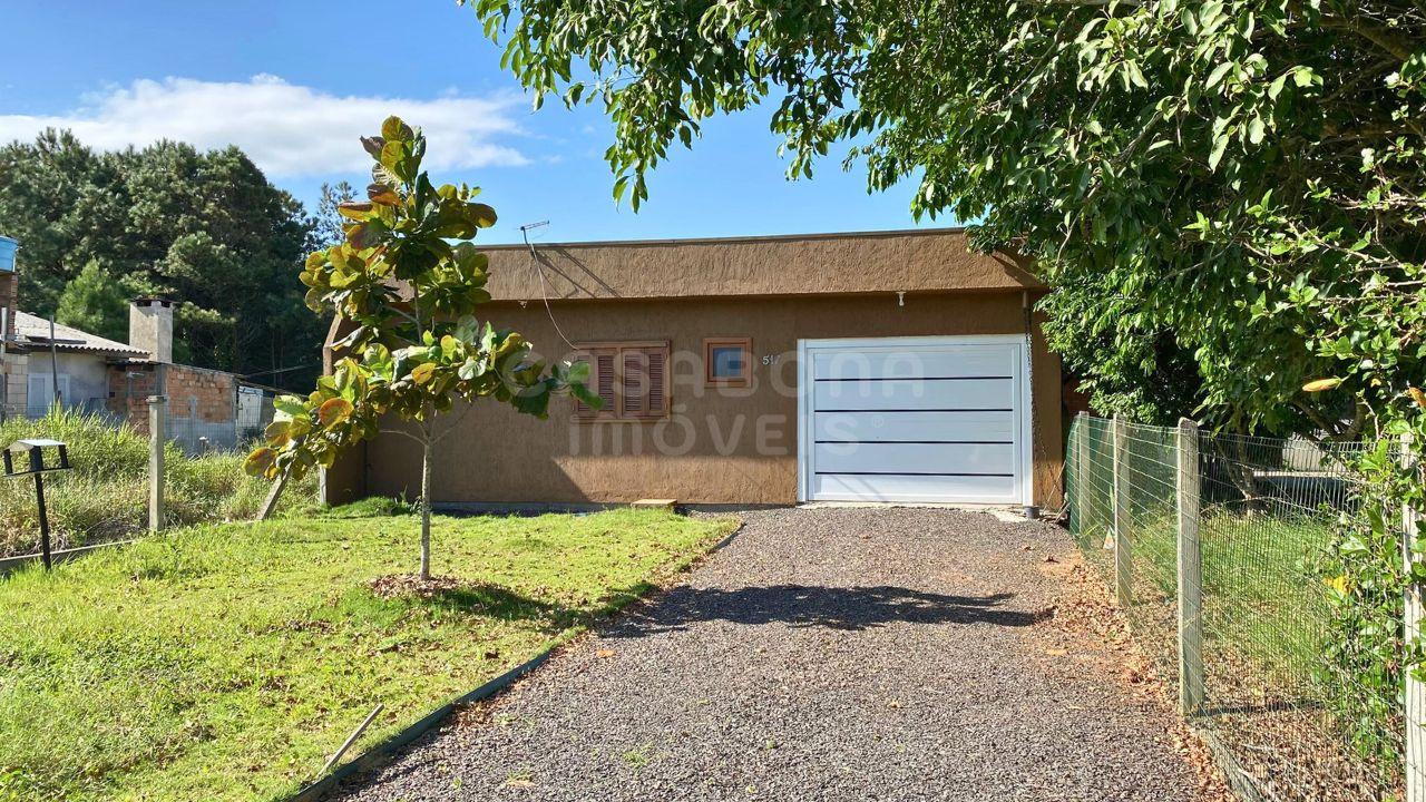 Casa à Venda no Bairro Balneário Atlântico - 2 Dormitórios, Piscina e a 500m do Mar!