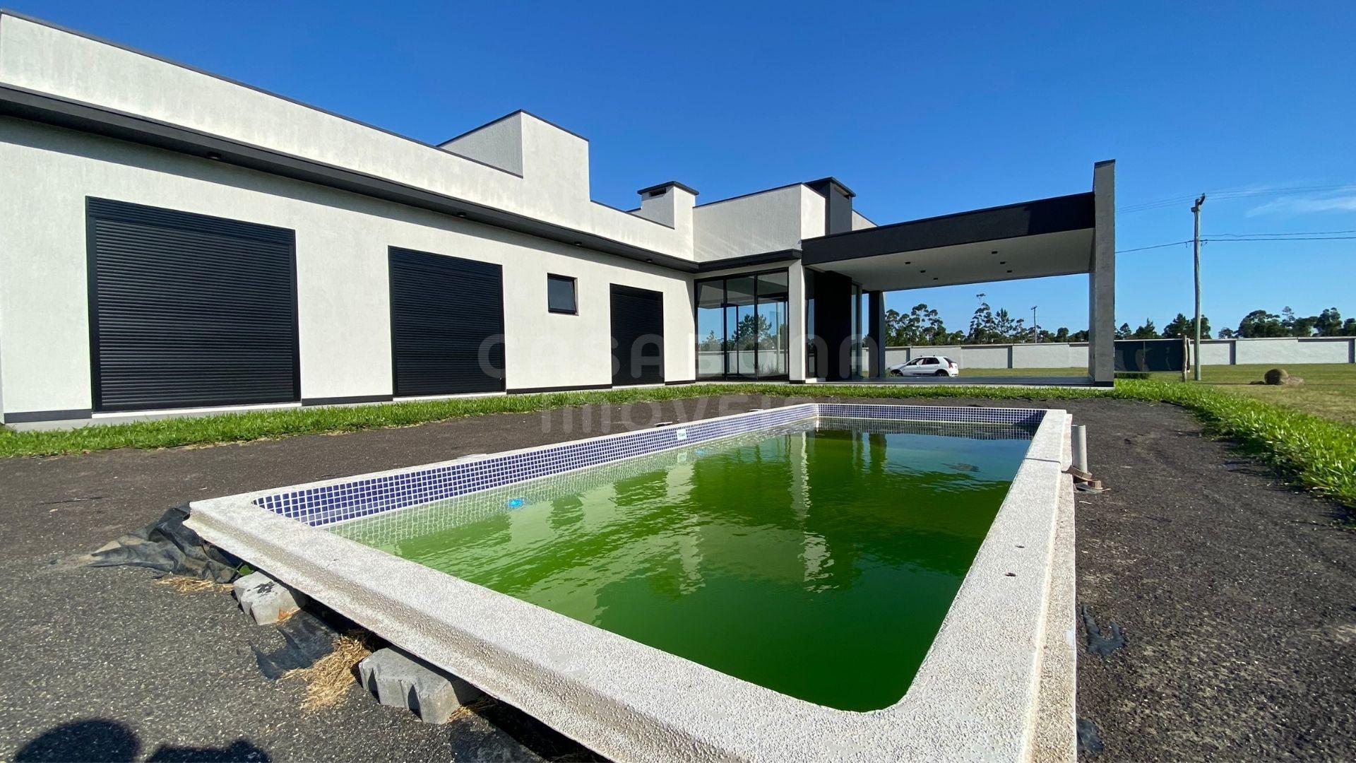 Casa nova de alto padrão em condomínio fechado com estrutura completa!