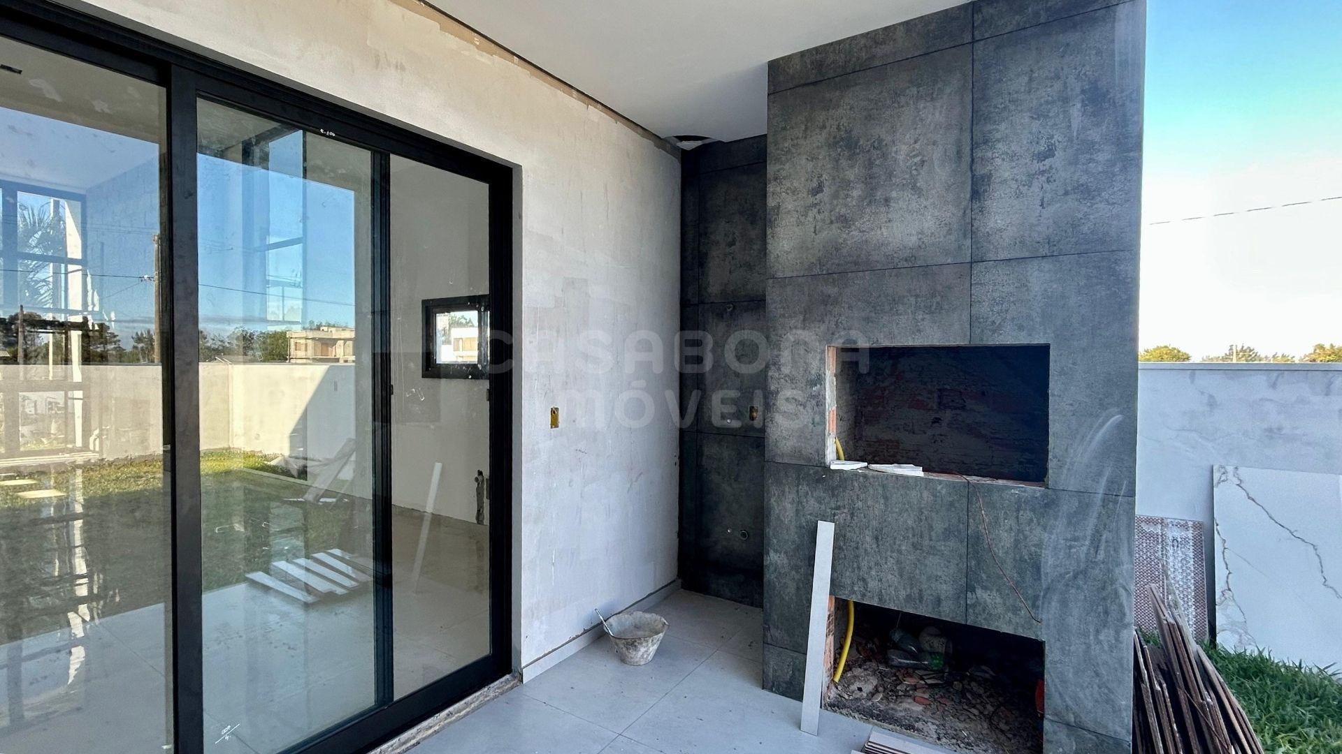 Casa moderna com suíte e lareira a apenas 600m do mar em Arroio do Sal