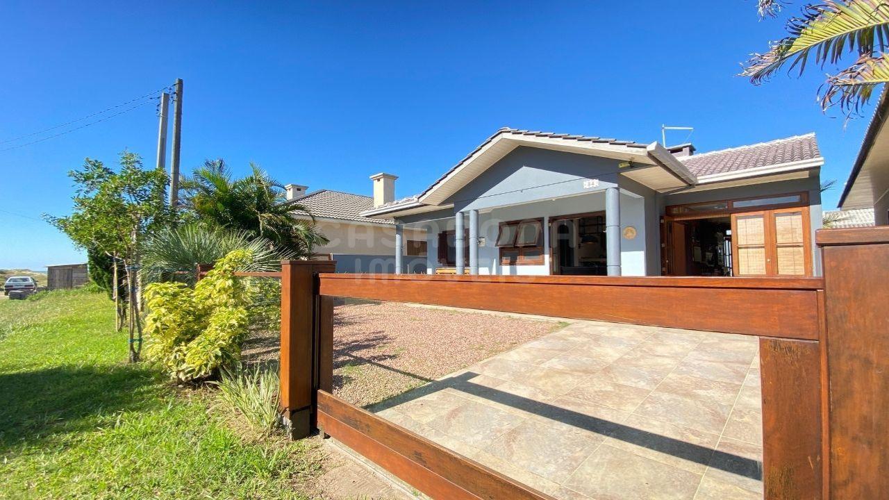 Casa Mobiliada com Piscina a Poucos Passos da Praia em Arroio do Sal