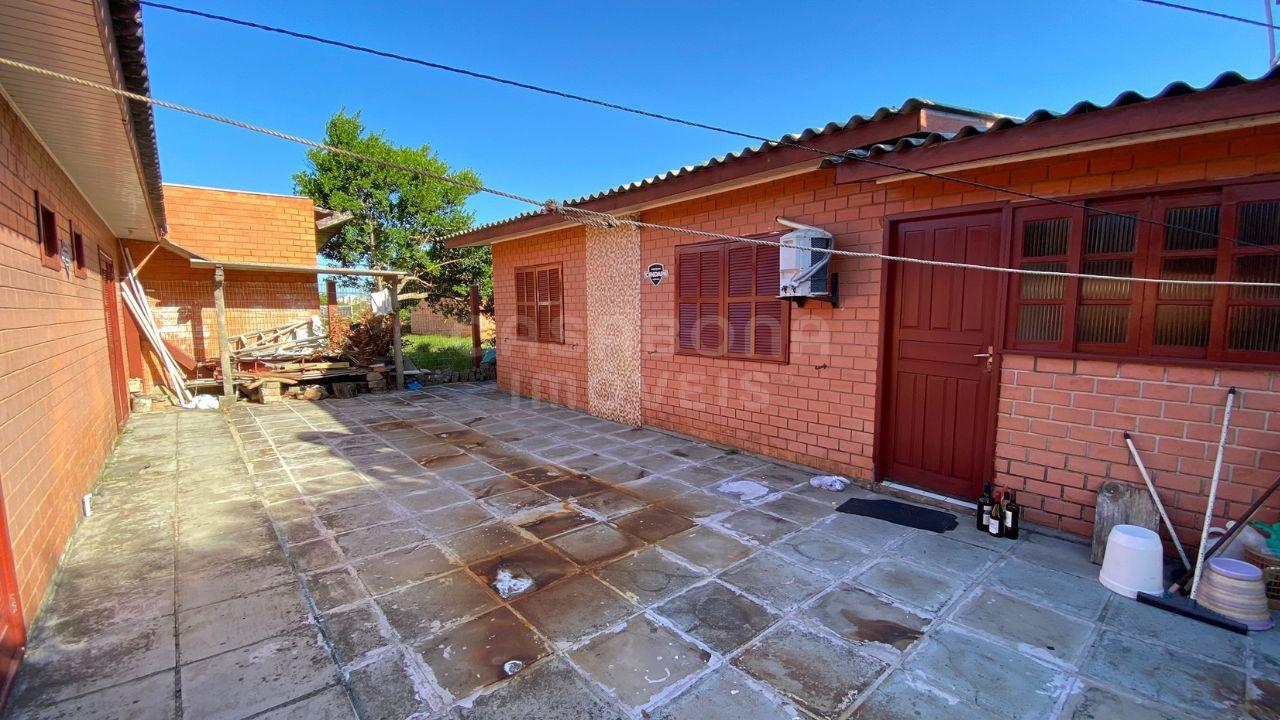 Residência Encantadora em Tijolo à Vista: Amplo Pátio e Proximidade do Mar